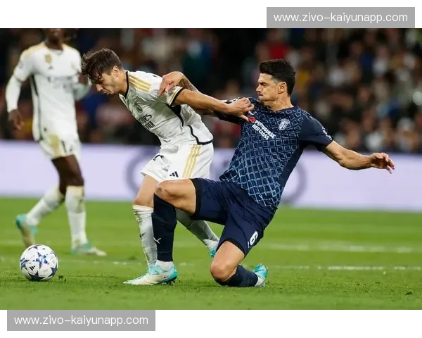 绿荫之巅的宿命对决：费伦茨与莫尔德的欧罗巴雄心